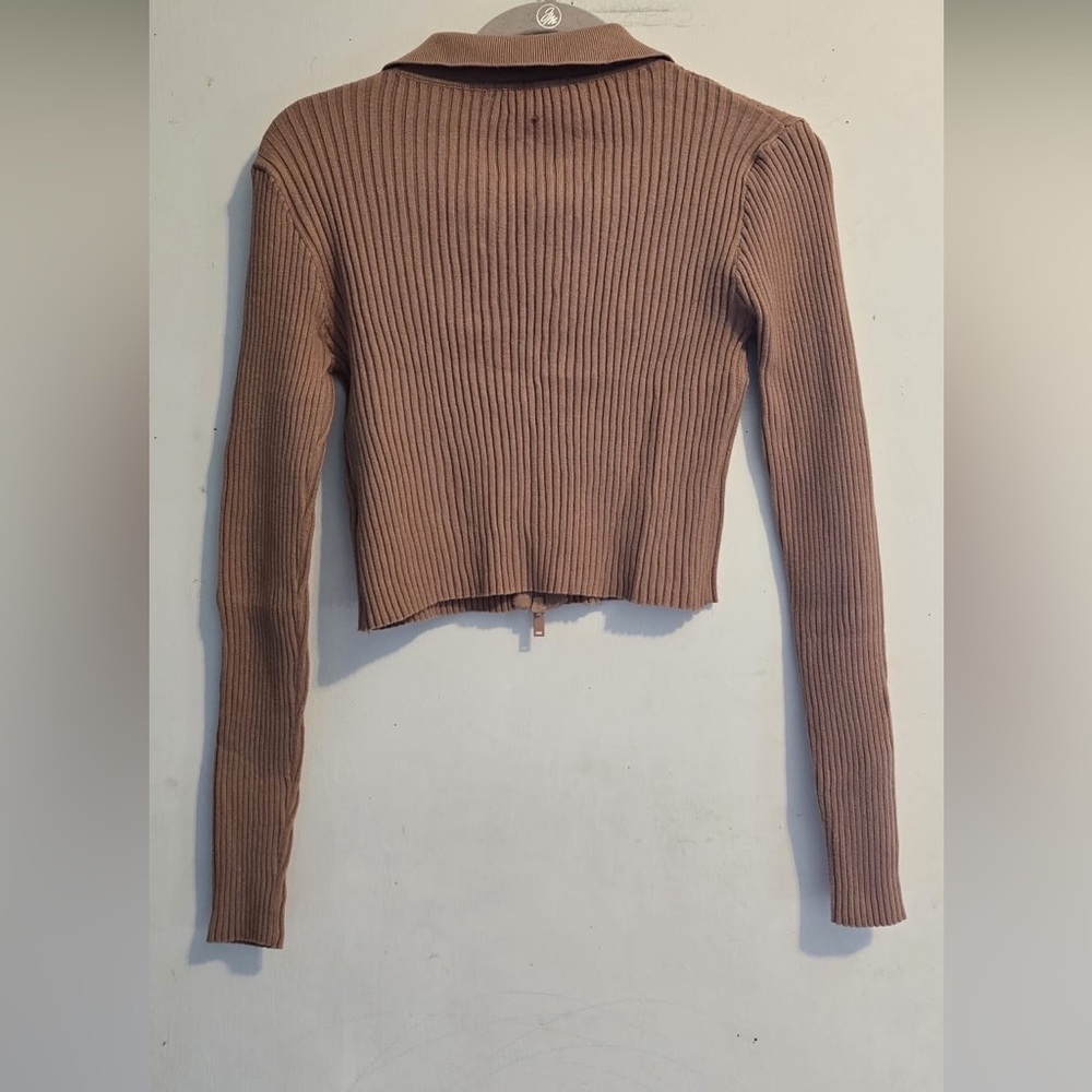 Stylish Ribbed Zip-Up Crop Top - Picture 9 of 14